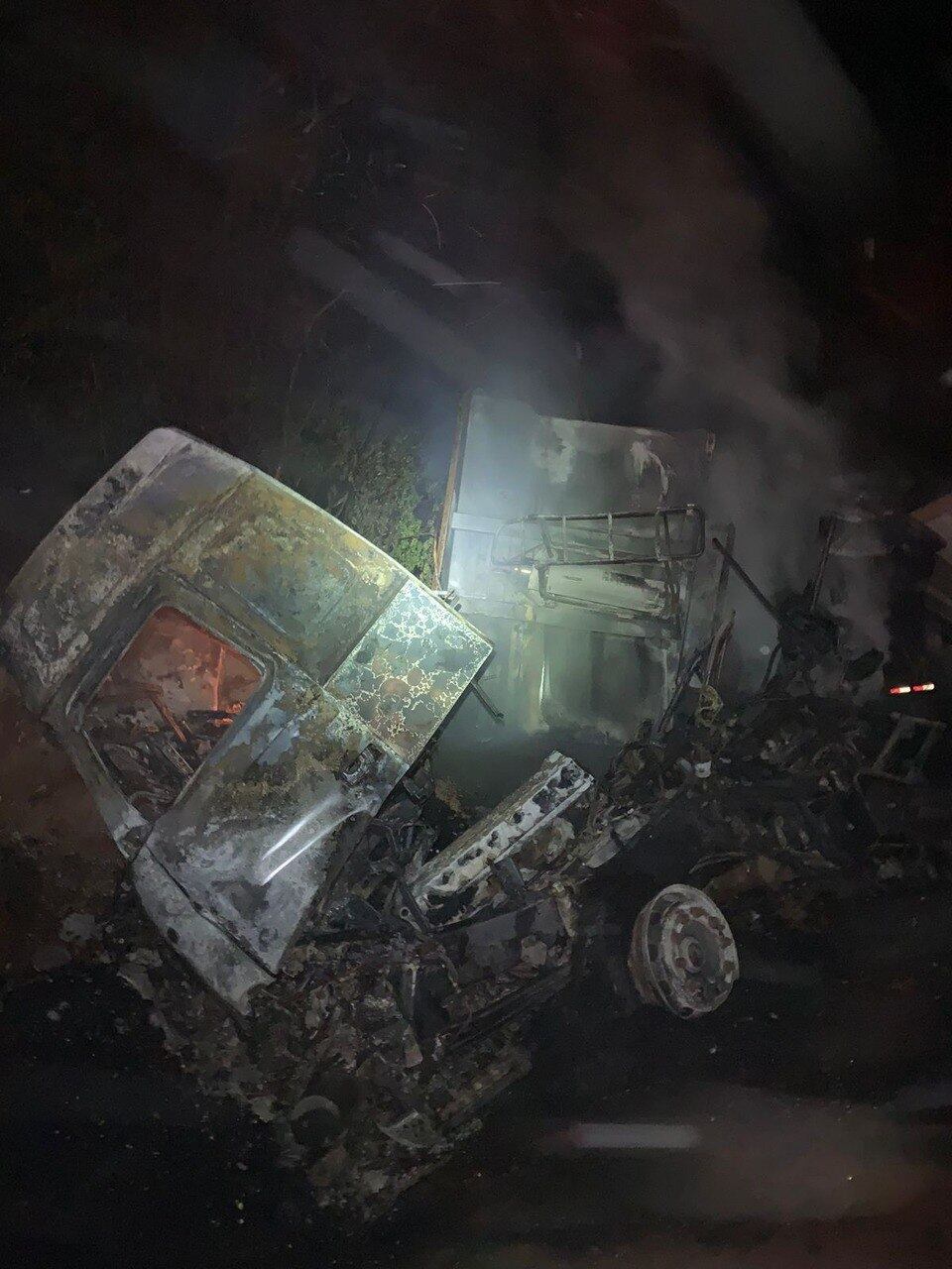 Carreta bateu na traseira de outra carreta e pegou fogo.