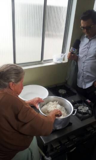 A alegria da idosa está em trabalhar até a morte

— Eu já sou aposentada, mas ficar dentro de casa isolada não é pra mim não! Eu quero andar, caminhar, trabalhar. Se Deus me deu força, pra que foi?... Eu só vou parar quando Deus quiser, quando ele disser 'deixa isso aí que agora é hora de te levar', porque ele não vai me deixar numa cama, na mão dos outros, ele não vai me deixar. Ele vai me levar, eu trabalhando assim! 


+ Aos 90 anos, idosa que ganha vida vendendo cocadas reencontra família do nordeste

+ Aproveite e confira as matérias do programa Domingo Show

+ Já curtiu a página do Domingo Show no Facebook? É só clicar!

+ Siga o Domingo Show no Twitter e receba conteúdos exclusivos!

