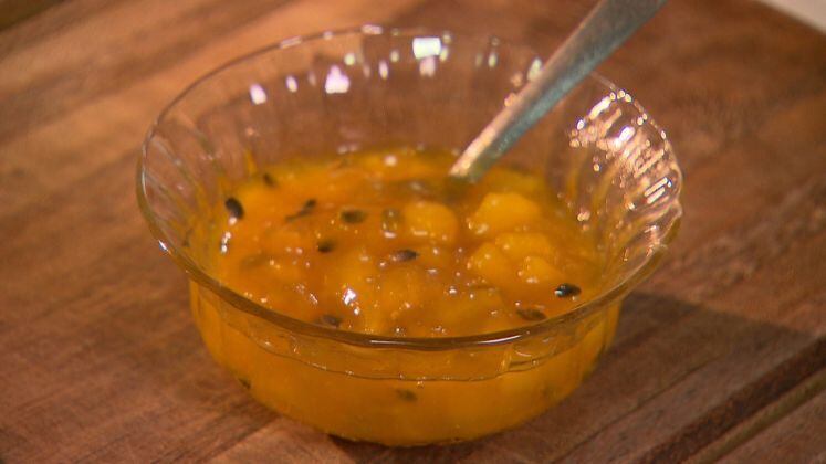 Geleia de Manga com Maracujá
Ingredientes:
600 g de manga
150 ml de água
1 maracujá azedo (aprox. 150ml)
200 g de açúcar
Modo de preparo:
Pique as mangas e cozinhe com a água por, aproximadamente, 10 minutos;
Acrescente o açúcar e o maracujá aos poucos, para equilibrar bem com o sabor da manga;
Deixe cozinhar em fogo baixo por, aproximadamente, 20 minutos.