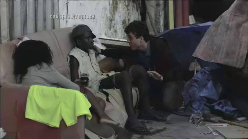 Mas a experiência de Sereno lhe
diz que a falta de estrutura da ação é um convite à tragédia e, infelizmente, é
isso que acontece após um policial ter o braço cortado por um usuário que se
nega a acompanhá-lo

+ Assista aos melhores momentos do penúltimo capítulo de Conselho Tutelar

+ Não perca o último capítulo de Conselho Tutelar. Veja o que vai rolar!

+ Veja imagens chocantes das cenas de violência infantil exibidas em Conselho Tutelar
