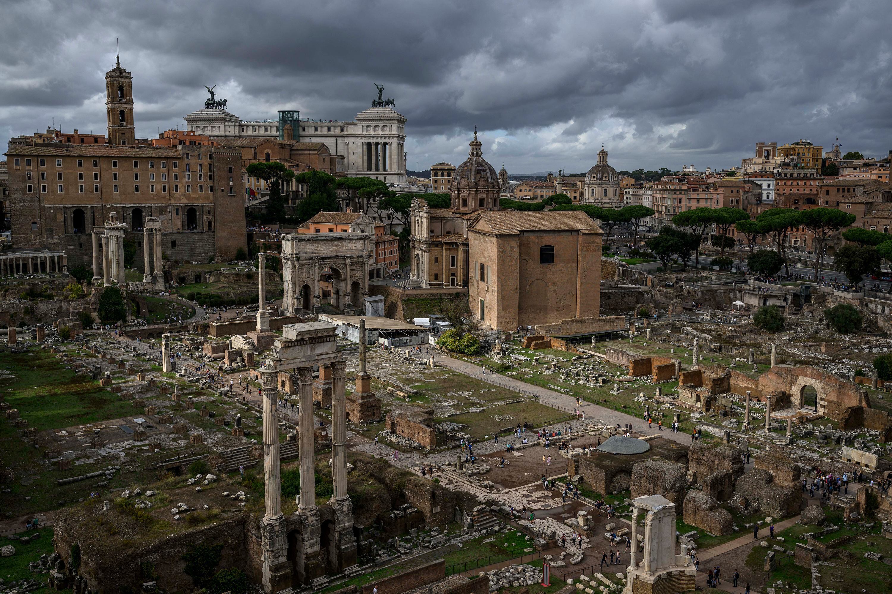 Uma vista geral mostra o Fórum Romano e a área do Parque Arqueológico do Coliseu a partir do Monte Palatino, em Roma, em outubro de 2023.