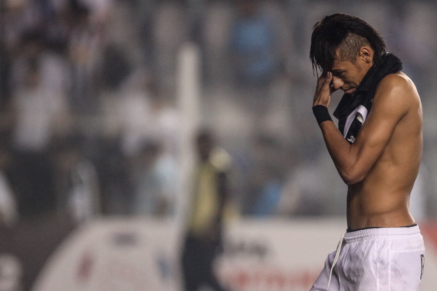 O Santos de Neymar sonhava com o segundo bicampeonato em 2012, que seria o tetra da equipe na história da Libertadores. Mas após o título em 2011, o time enfrentou o Corinthians na semifinal e acabou ficando de fora. A derrota no jogo de ida, na Vila Belmiro, por 1 a 0 foi o momento marcante daquela eliminação dolorida para o grande rival