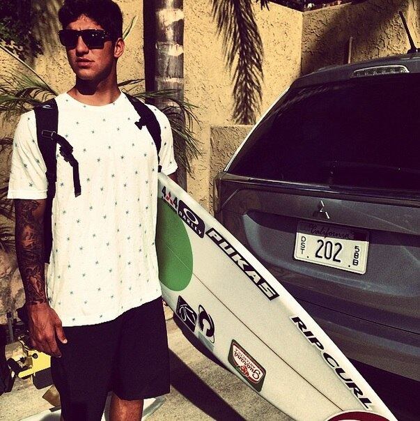 Desde que ganhou fama, Neymar é o atleta brasileiro mais adorado pelas meninas. Porém, o craque do Barcelona está vendo sua popularidade ser dividida com um de seus parças, o surfista Gabriel Medina

Veja também: Conheça o "Neymar" do surfe