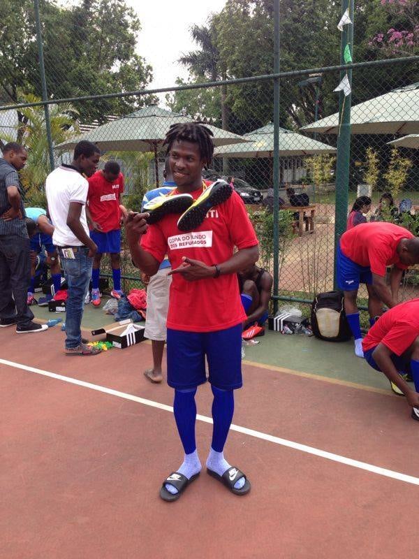 Gardy, de 27 anos, chegou do Haiti há quase dois anos. Aqui no Brasil, ele já trabalhou com logística, mas atualmente está desempregado.
Seu sonho é estudar agronomia e diz que deseja ficar no país. Ele afirmou que se fizesse um gol iria oferecer aos amigos do Haiti