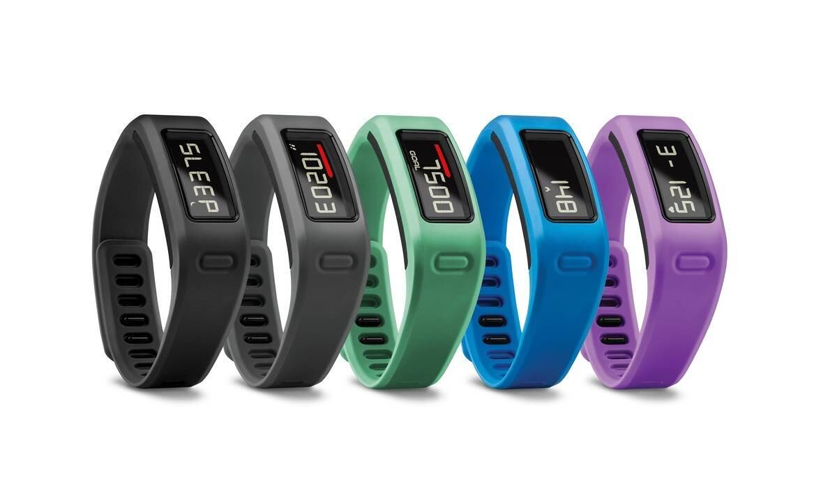 A Pulseira Inteligente VivoFit Garmin é um completo monitor cardíaco e pode acompanhar o usuário em qualquer tipo de exercício físico. Ela é feita de silicone e plástico para não incomodar o usuário e é resistente à água