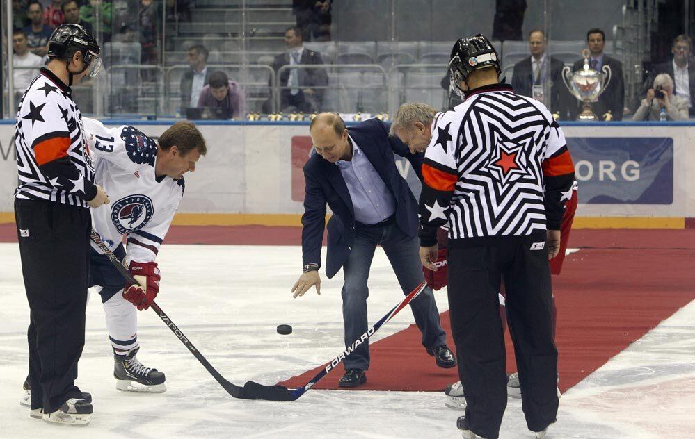 

O presidente russo Vladimir Putin participa do “saque”
inicial durante partida amadora de hóquei no parque olímpico de Adler, perto de
Sochi, onde serão realizadas as Olimpíadas de Inverno no próximo ano

