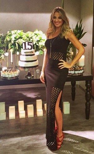 Ticiane Pinheiro chama atenção na web com vestido preto