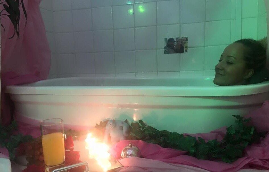 A noiva tomou um banho relaxante à luz de velas antes de ir para a festa