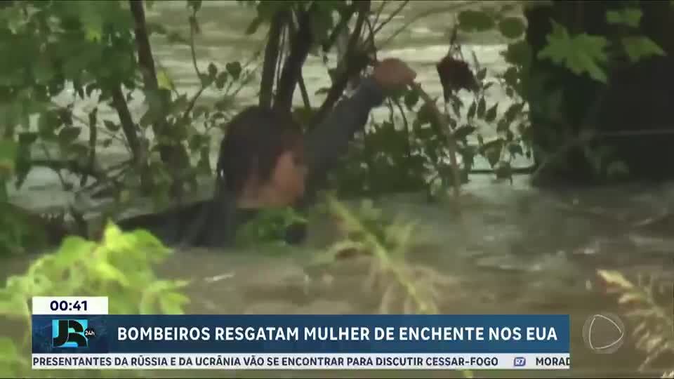 Mulher é salva por bombeiros após se agarrar a uma árvore para escapar de enchente nos EUA