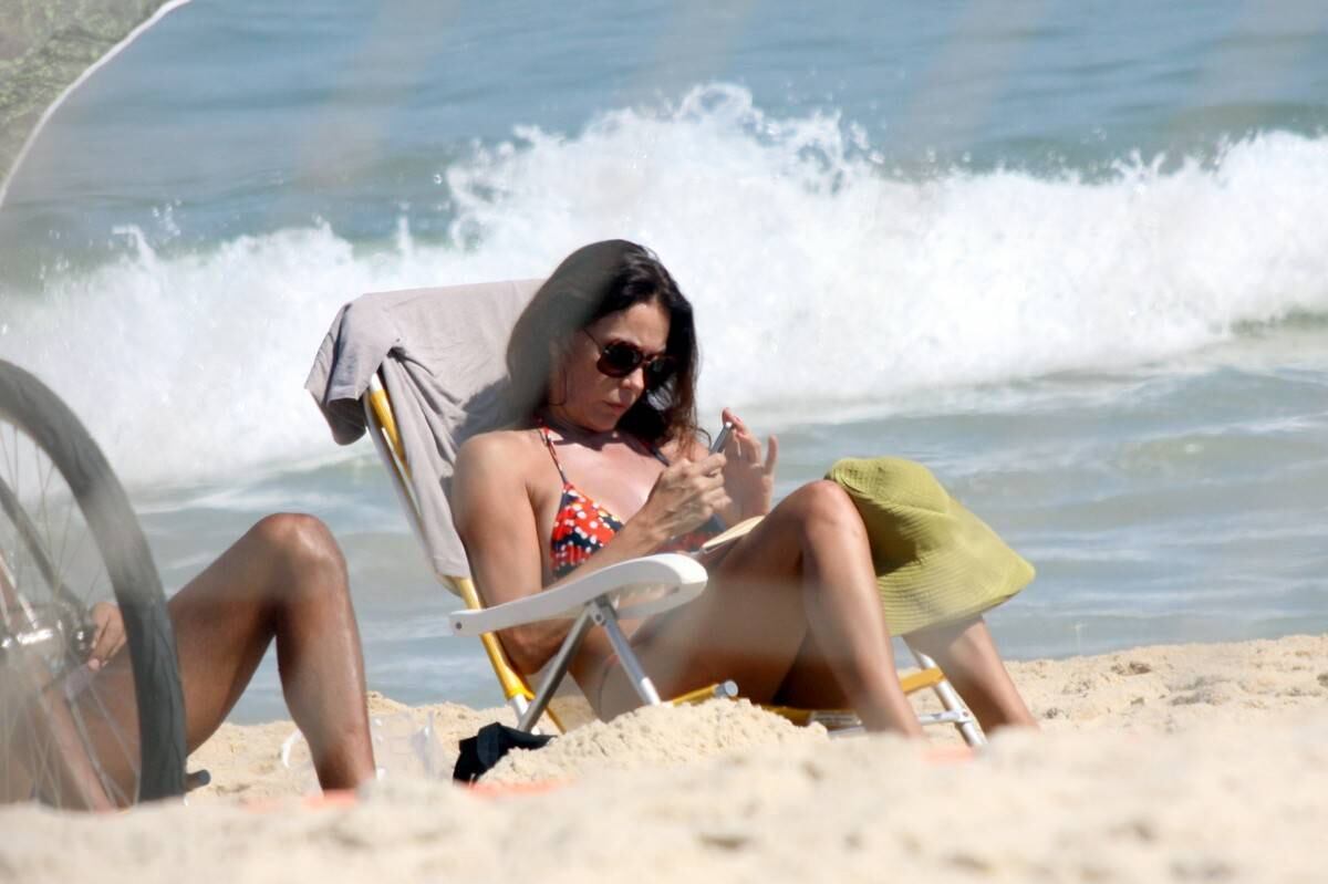 Carolina Ferraz tomou sol com o namorado