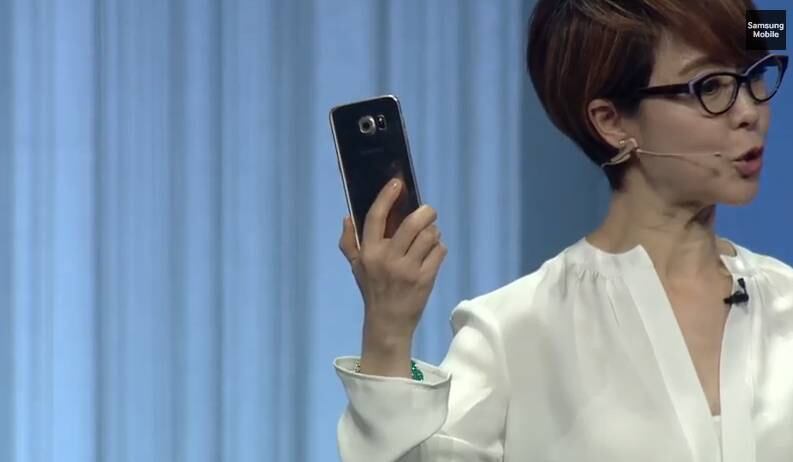 De acordo com a chefe de design da Samsung, as telas laterais facilitam a pegada do smartphone e evita que eles caiam das mãos. Além disso, o aparelho é feito com materiais 50% mais resistentes