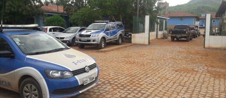 Há pouco tempo os policiais apreenderam drogas na laje da carceragem
