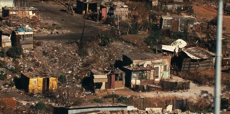 Distrito 9 (Distrito 9)

O Distrito 9 é uma das favelas que o governo sul-africano montou para alocar a população... De aliens! Além das péssimas condições de higiene, as casas precárias se amontoam umas sobre as outras em terrenos terrosos. Com a vinda para a Terra, os Poleepkwa (extraterrestres insetóides de duas pernas) sofreram rejeição e foram deslocados para estes lugares horríveis de se viver