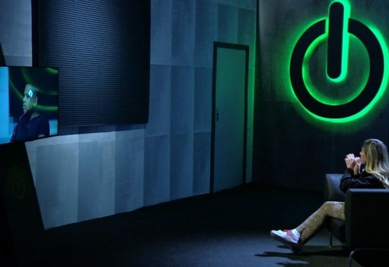 O que os homens nem
desconfiam é que o objeto já está programado com as respostas das mulheres, ou
seja, o aparelho é falso