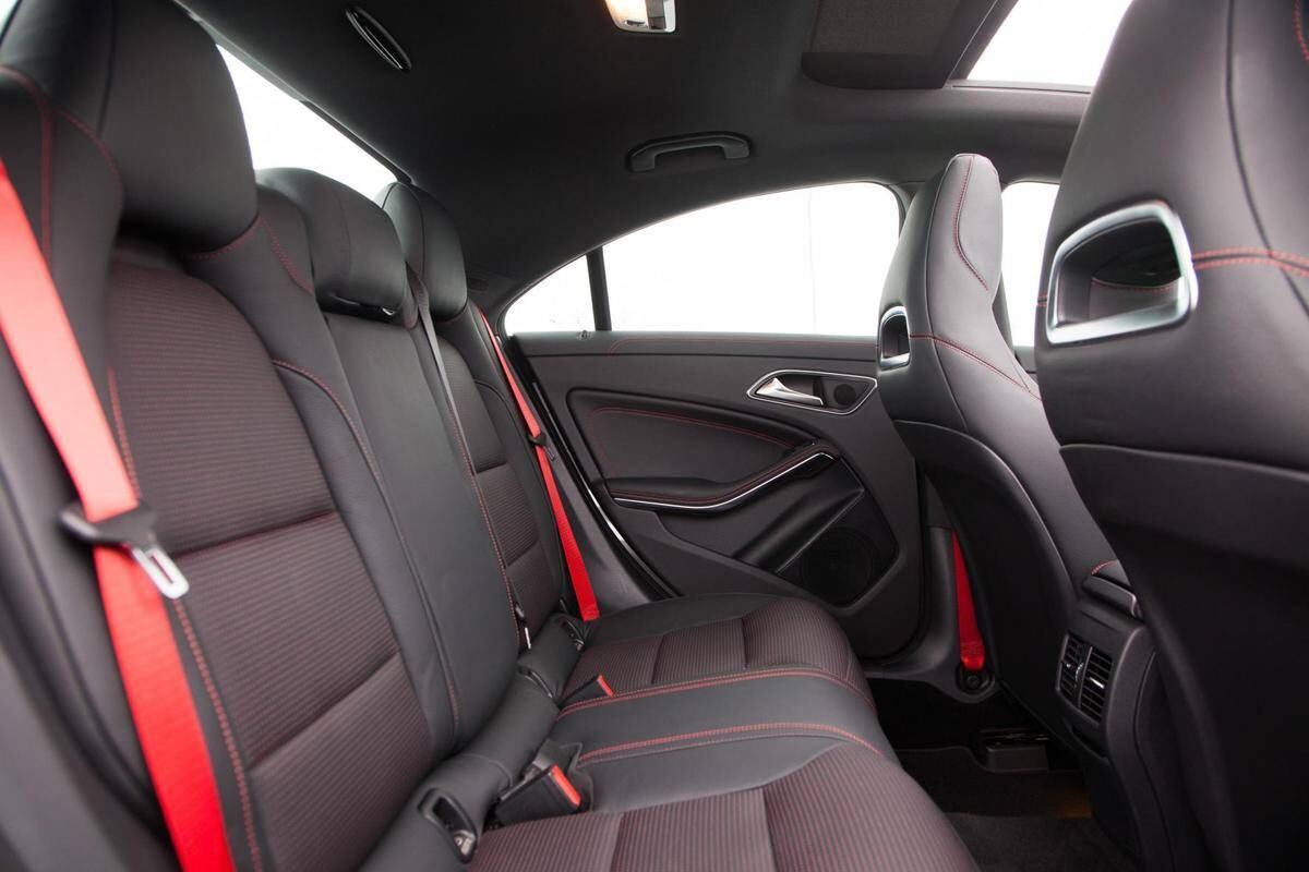 O Mercedes-Benz CLA 45 AMG vem equipado com motor 2.0 turbo com 360 cv, faz de 0 a 100km/h em 4,6 segundos, alcança 250 km/h e ainda tem câmbio esportivo de sete marchas, suspensão especial e tração integral permanente garantem ainda mais eficiência ao automóvel. O preço do superesportivo, porém, é para poucos bolsos: R$ 289,9 mil