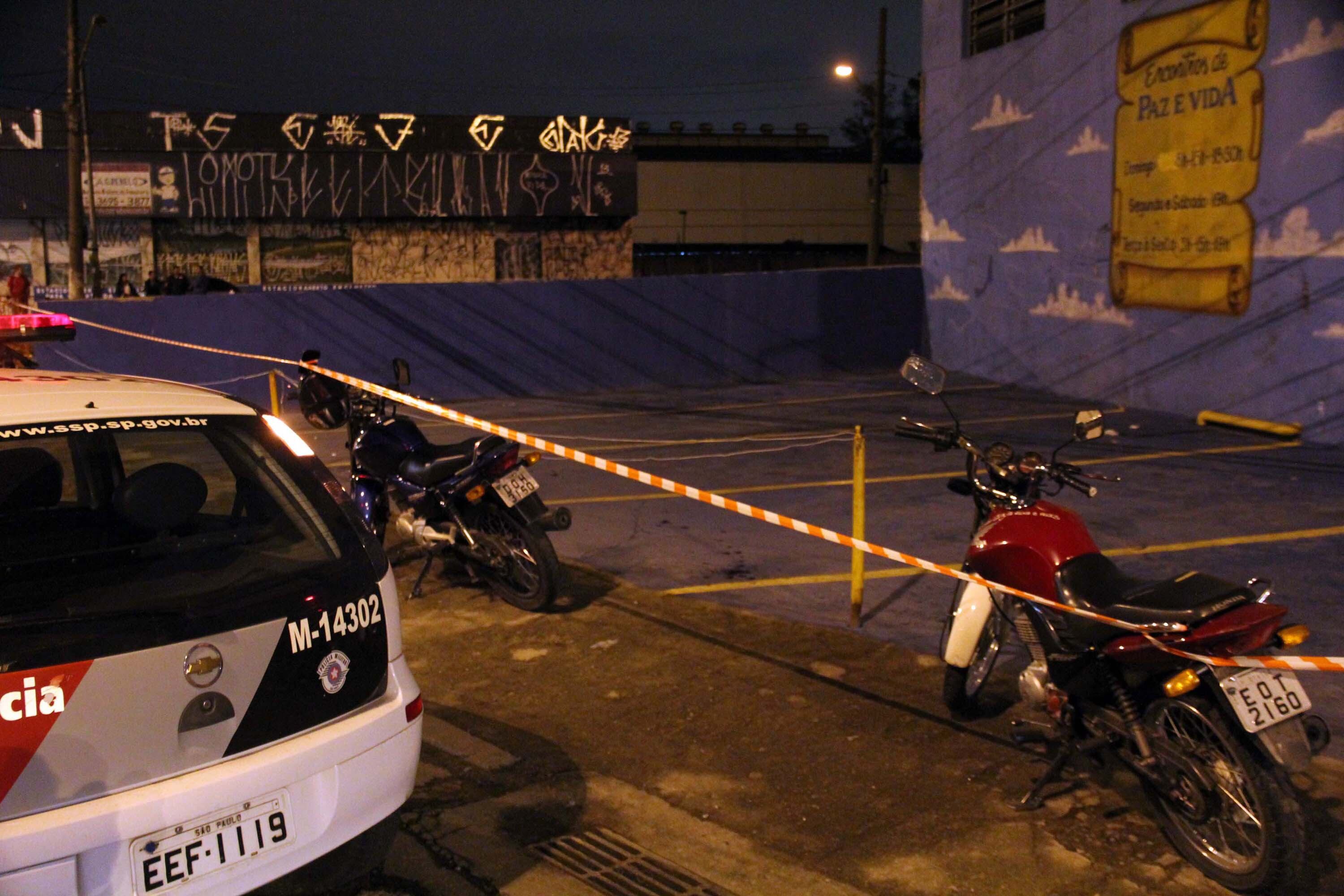 Entregador de pizza conversava com amigos quando foi confundido com bandido e morto