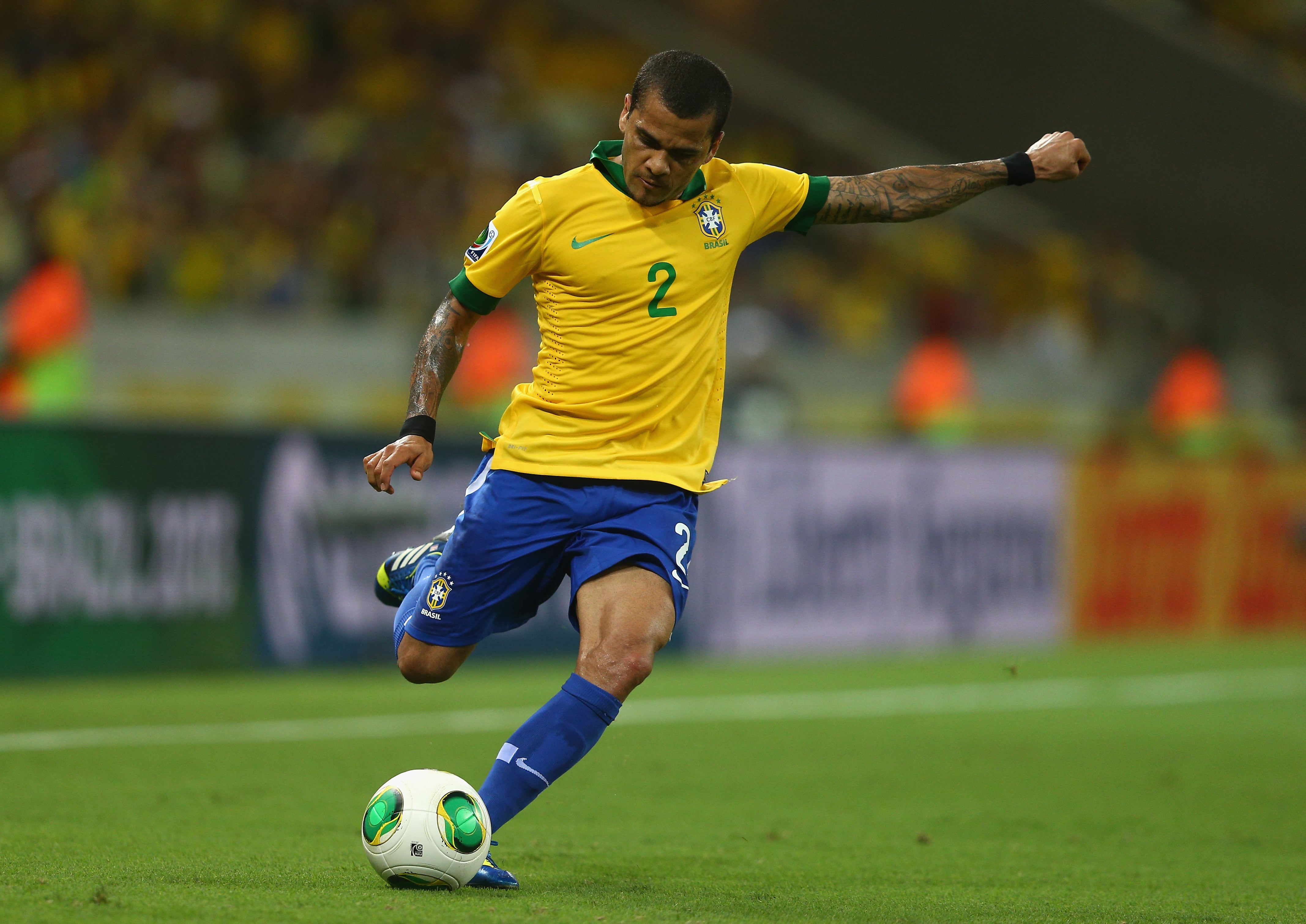 Lateral Daniel Alves disparou contra dirigentes do Barcelona e explicou o motivo de ter ido para o futebol italiano