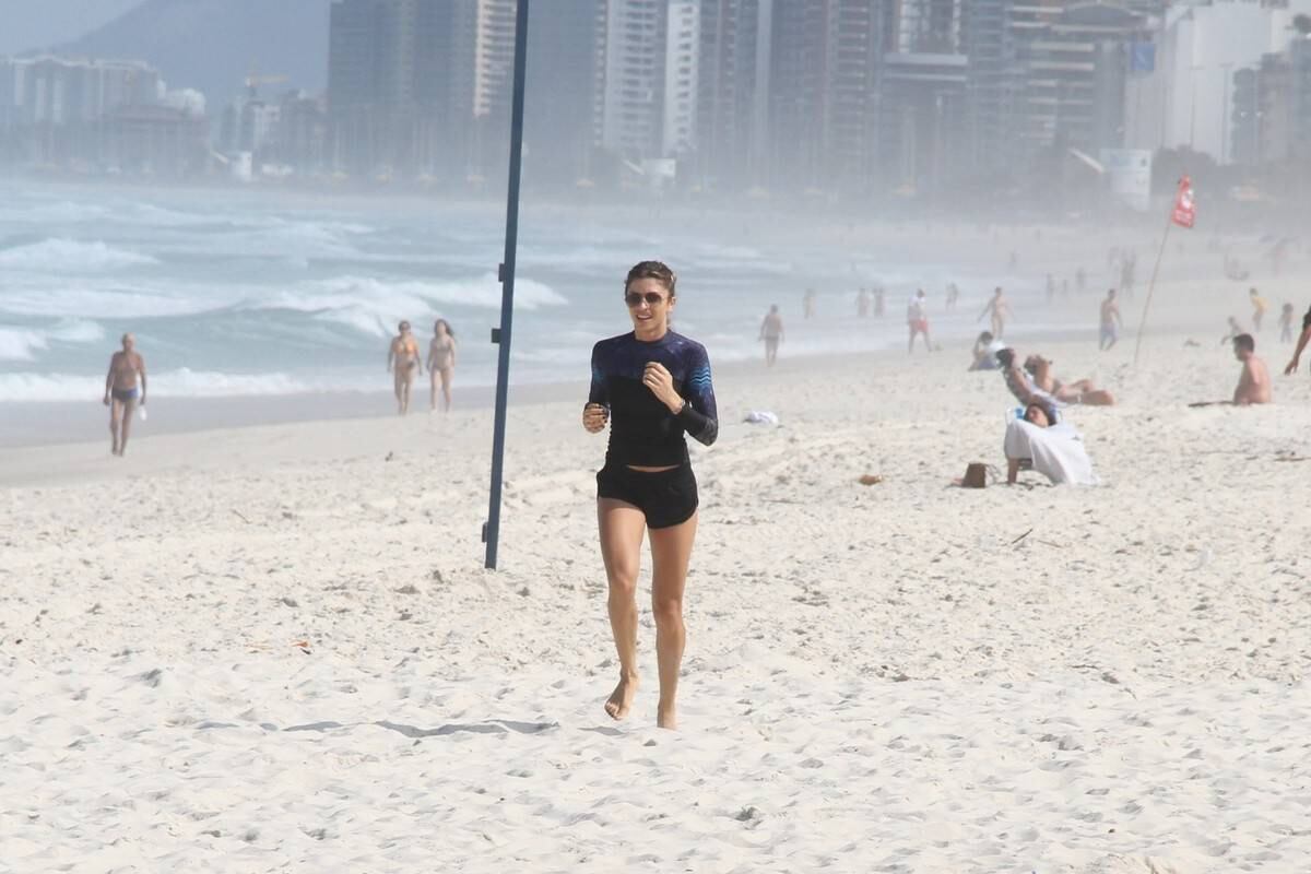 Ela exibiu a boa forma e condicionamento correndo na areia