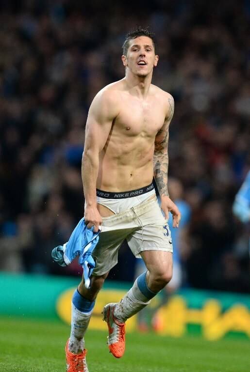 Porém, na comemoração na vitória contra o Aston Villa pelo Campeonato Inglês, o gesto de Stevan lembrou o de Neymar, já que o atacante do City fez questão de abaixar o calção para mostrar a cueca