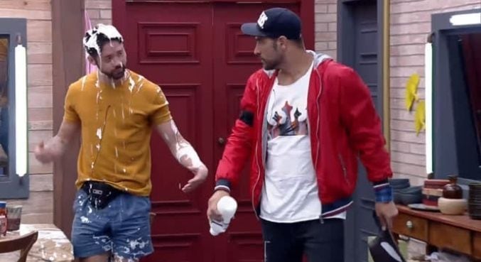 Victor Pecoraro joga iogurte em Rico Melquiades