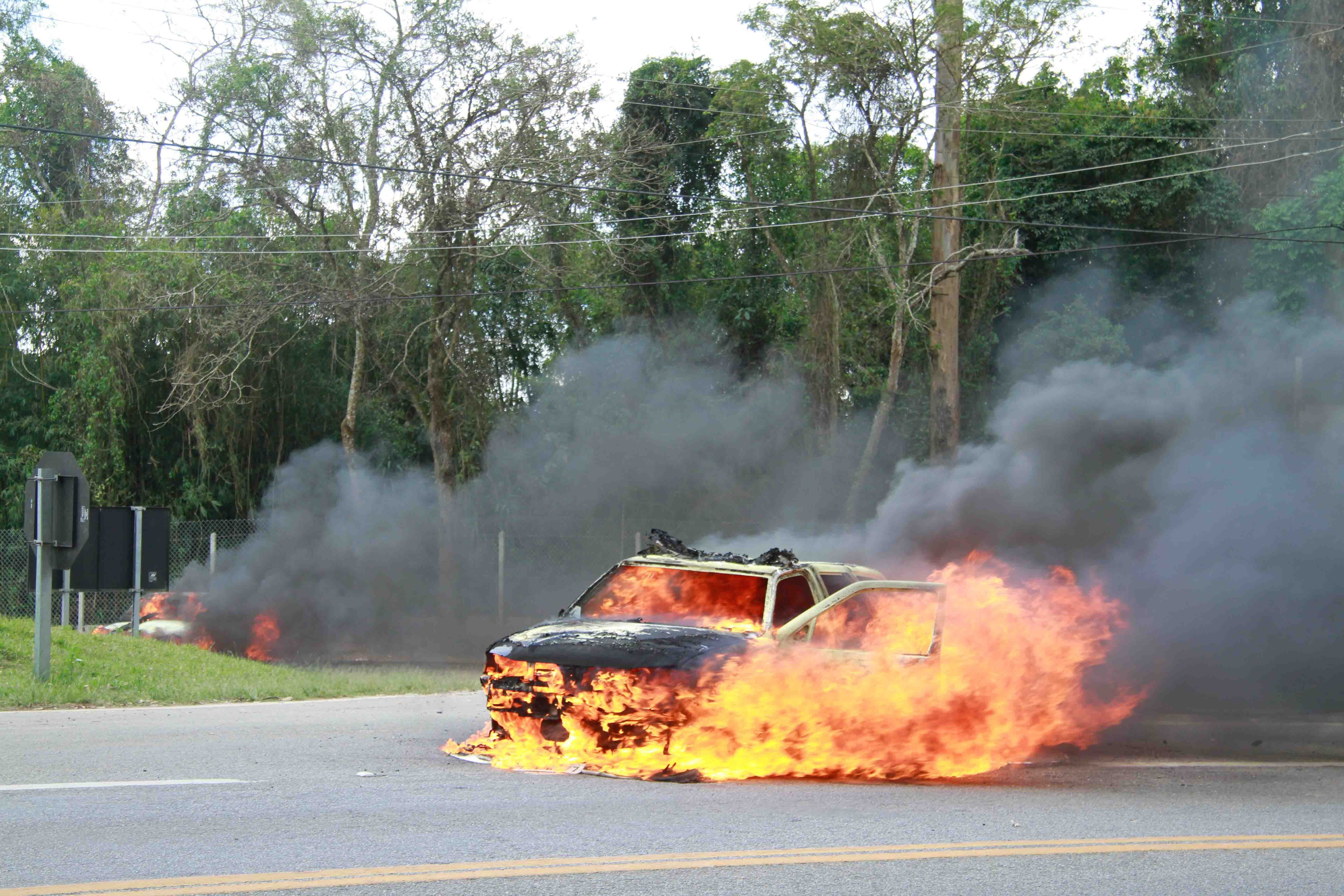 Carros foram depredados e queimados durante protesto de ontem