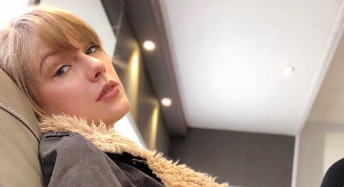 Taylor também já doou R$ 159 mil a Naomi Oakes, uma fã que reside nos Estados Unidos, após a família da garota publicar que ela não poderia comparecer ao show da cantora por ter sido diagnosticada com LMA (leucemia mieloide aguda). "Para a linda e corajosa Naomi, eu sinto muito que você vá perder, mas sempre haverá mais shows. Vamos focar a sua melhora. Um grande abraço para você e sua família", escreveu a artista