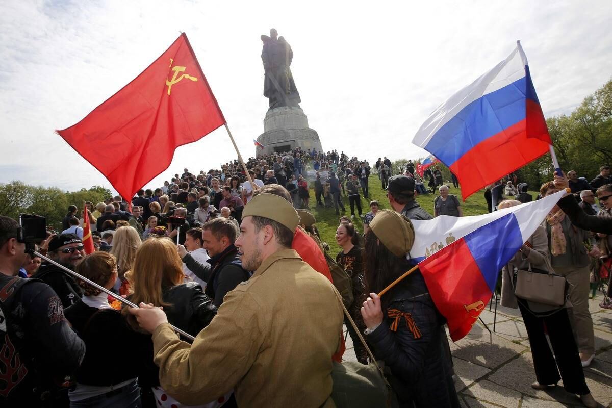 Pessoas vestidas com uniformes do Exército Vermelho, tropa
criada em 1918 por ocasião da Revolução Russa, acenam bandeiras da Rússia e da
extinta União Soviética durante as celebrações para marcar o Dia da Vitória, no
Memorial da Guerra Soviética no Treptower Park, em Berlim, na Alemanha