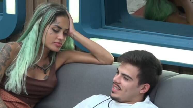 Após todos os acontecimentos, Tati e Thomaz perderam o sono e foram para a sala conversar. Ele disse que estava gostando de se relacionar com a cantora, mas a funkeira disse que não dá para manter uma relação amorosa dentro do jogo, já que fazem partes de grupos diferentes e que todos são contra o casal.
Mais tarde, a cantora contou sobre a conversa que teve com Thomaz para Kerline. A peoa confessou que gosta do ator, mas não garantiu que o romance possa dar certo dentro do reality. Será que esse amor proibido causará mais tretas no reality?
Sob o comando de Adriane Galisteu, A Fazenda 14 vai ao ar diariamente na tela da Record TV. Acesse o PlayPlus e acompanhe 24 horas por dia tudo o que rola no Celeiro de Lendas.