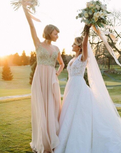De volta à vida normal — que não é tão normal assim —, Taylor foi a madrinha de casamento de uma de suas amigas de infância
