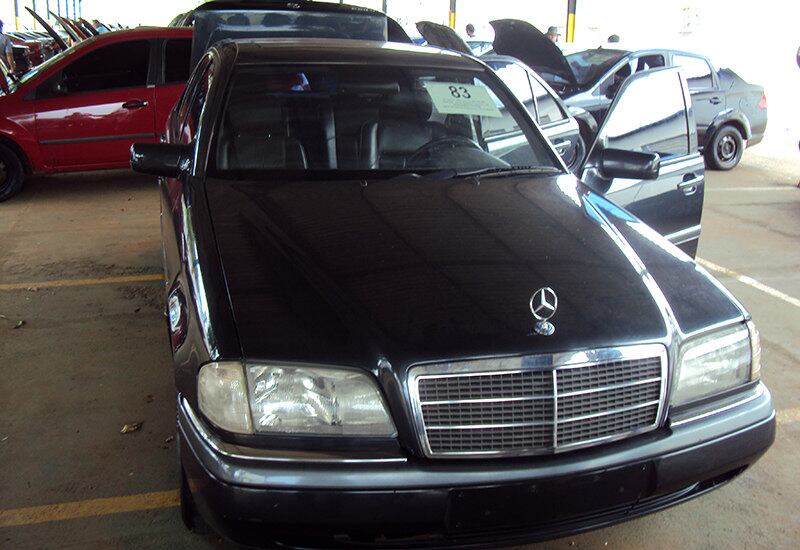 Entre os carros importados, havia esse Mercedes-Benz modelo C 280, ano 1996/1997 a gasolina