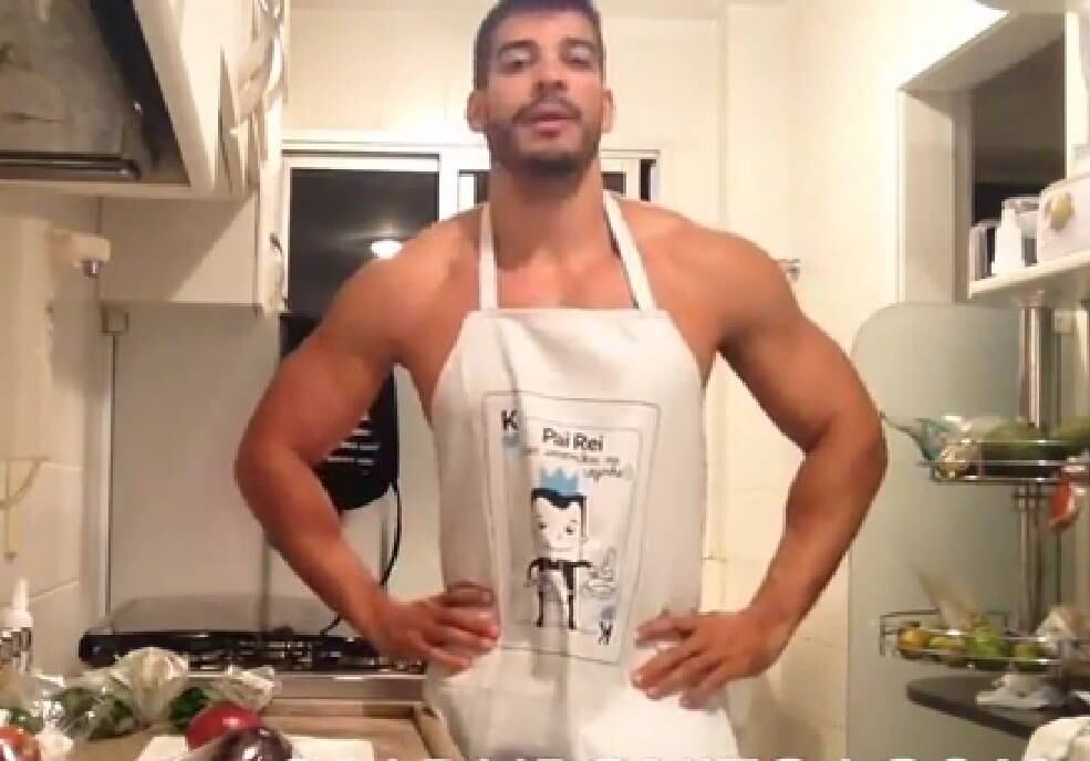 Após chamar a atenção com um perfil no Instagram, o Papai Bonito aos 40, o empresário Rodrigo Barreto resolveu apostar em vídeos pelos quais apresenta receitas de pratos saudáveis. No primeiro deles, o empresário ensina a fazer um ceviche de tilápia. Barreto ganhou seguidores no perfil da rede social com fotos que mostram sua rotina de malhação, o corpo sarado e parte do que costuma comer

Texto: Fred Leão/R7

