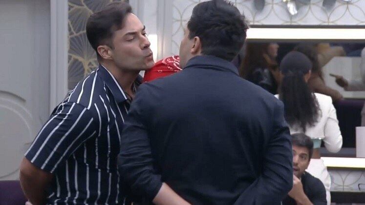 A DJ foi o motivo da primeira grande treta na Mansão. As
roupas que usava incomodaram Thiago Servo, mas Bruno Camargo
saiu em defesa dela. O atrito ficou tão grande que partiu para a gritaria, deboche
e encarada. Depois que a poeira baixou, o modelo caiu no choro e foi consolado
pela amiga, agradecida por ele intervir em favor dela 