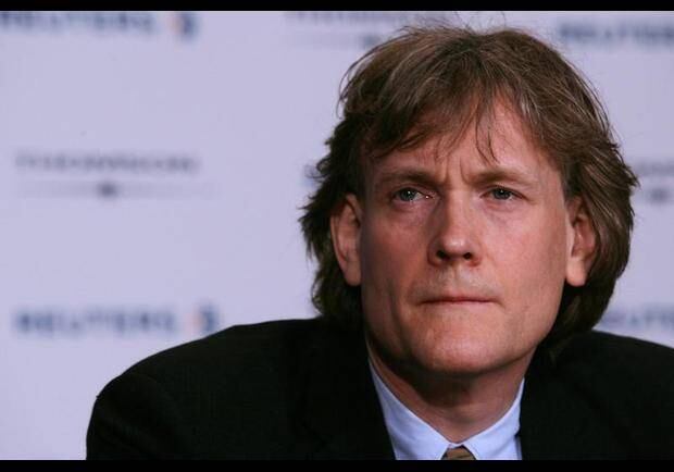 

O bilionário de 56
anos é divorciado e tem uma coleção de arte diversa que inclui até mesmo peças
de Pablo Picasso. Ele também é dono de parte do time profissional de hóquei no
gelo Winnipeg Jets

