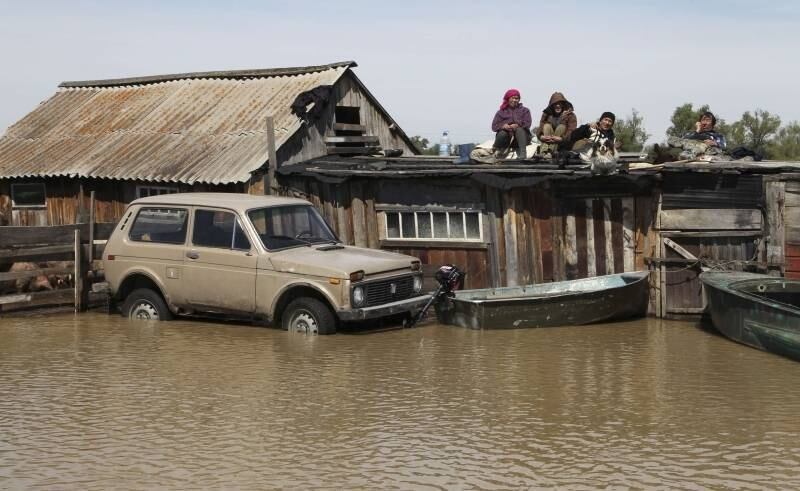 Na Rússia, residentes esperam
socorro em cima de telhado de casa rodeada por água. Na região de Altai, pelo
menos 6 pessoas morreram e 10 mil perderam suas casas após fortes enchentes, que
destruíram 230 km de estradas e 20 pontes
