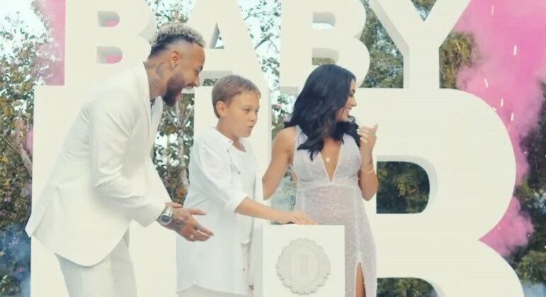 No chá de revelação de Mavie, Davi ficou ao lado de Bruna e Neymar na hora de descobrir se ganharia uma irmãzinha ou um irmãozinho. Quando o casal contou na web que estava à espera de um bebê, Carol afirmou que já sabia antes: 'Consegui fechar a boca graças a Deus, vem nenê, seu irmão já está fazendo mil planos com você'