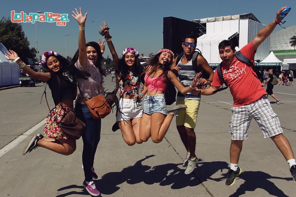 Localização e horários são assuntos que sempre vem à tona quando o assunto são shows de grande porte e festivais. E não é diferente com o Lolla. Por aqui, o evento agora ocorre no Autódromo de Interlagos, na periferia da zona sul. Embora haja estação de trem próxima ao circuito, linhas de ônibus abundantes e vias que ligam o centro ao local, o bairro é distante e pessoas que moram em extremos opostos, com as periferias das zonas norte e leste, além do ABC, correm o risco de não conseguir fazer baldeações até suas casas. Em 2015, os shows vão terminar às 23 horas, o que minimiza em parte esse transtorno.
No Chile, o festival é realizado no Parque O'Higgins, que fica no centro de Santiago e em frente a uma estação de metrô. Nos dias de show, o funcionamento do transporte é ampliado. Na Argentina, os shows acontecem no Hipódromo de San Isidro, cidade da região metropolitana de Buenos Aires. O transporte por lá não costuma ser fácil e pegar um ônibus fretado de volta para a capital pode custar até R$ 100