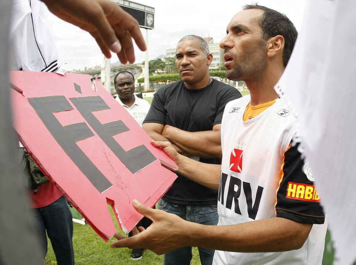 O ex-jogador e comentarista de TV Edmundo foi preso depois de passar dois dias foragido. Ele teve o mandado de prisão expedido depois de ter sido condenado em março de 1999 a quatro anos e seis meses de prisão, em regime semiaberto, pelos homicídios culposos de três pessoas e lesões corporais também culposas em outras três, vítimas de um acidente ocorrido na Lagoa, zona sul do Rio, na madrugada do dia 2 de dezembro de 1995