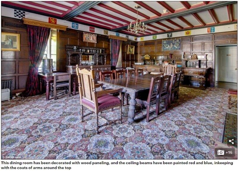 Assim como os outros cômodos, a sala de jantar do castelo é
decorada com painéis de madeira e possui vigas pintadas de vermelho e azul no
teto