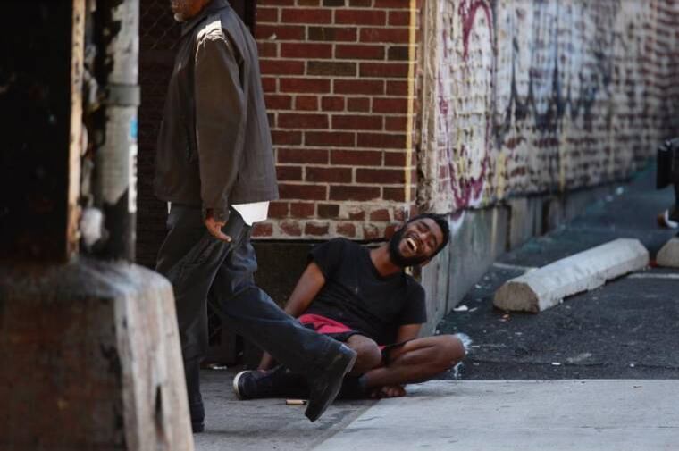 Outro parecia estar em estado de sonambulismo enquanto policiais tentavam convencê-lo a entrar em uma ambulância para ser atendido