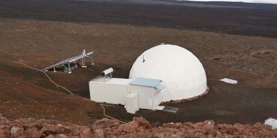 A instalação principal é esse domo branco que funciona com energia solar e mantém suprimentos desidratados