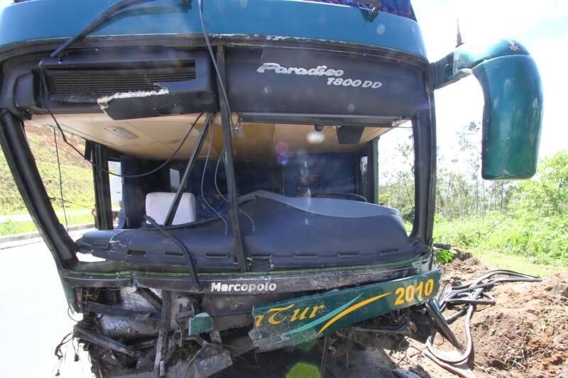 
Três integrantes da banda Raça Negra continuam internados após o acidente na madrugada de segunda-feira (20).

O veículo capotou na BR-101, na região de Goiana, na altura da Zona da
Mata Norte do Recife (PE).

O iluminador Cícero Mariano, de 33 anos,
passou por cirurgia para fixar a coluna fraturada e segue internado no hospital
Pelópidas Silveira, Recife, com quadro estável. O saxofonista Marcos Roberto, de 35
anos, também foi operado e deve receber alta em breve. O ajudante de palco
Sdson Alves de Lima, de 41 anos, sofreu fraturas nas penas e também foi
operado, mas não tem previsão de alta

