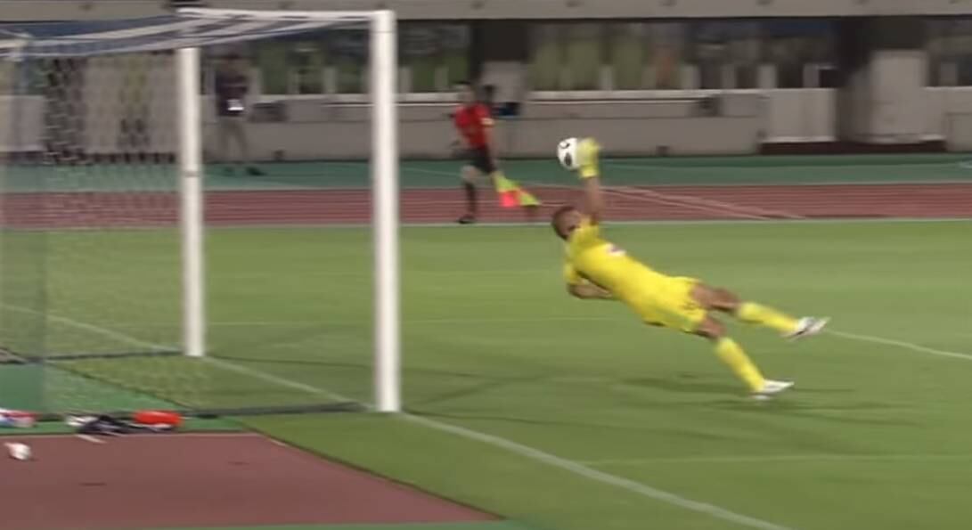 Mesmo tocando na bola, Muralha acabou encoberto e sofreu o gol
