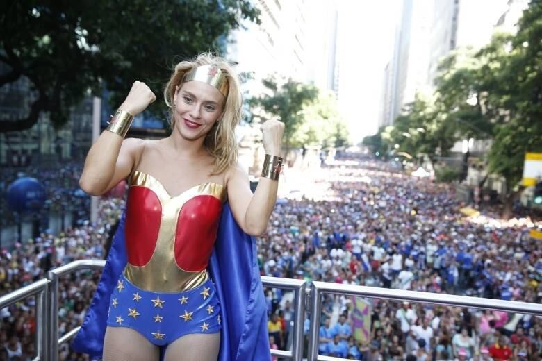 Carol Dieckmann brincou com a fantasia que escolheu para empolgar a galera no trio de Preta Gil 