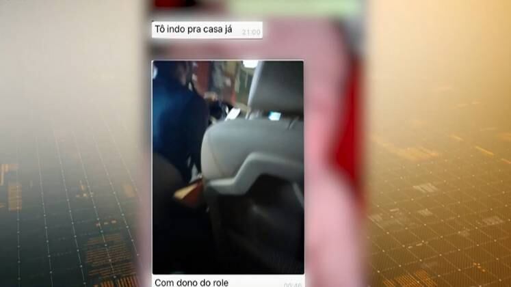 Em uma foto, Júlia e Cláudia mostram que estão indo para a festa no carro de Gledson — sendo que o mais comum era elas utilizarem uma van. O rapaz diz que as amigas tiveram um tratamento VIP