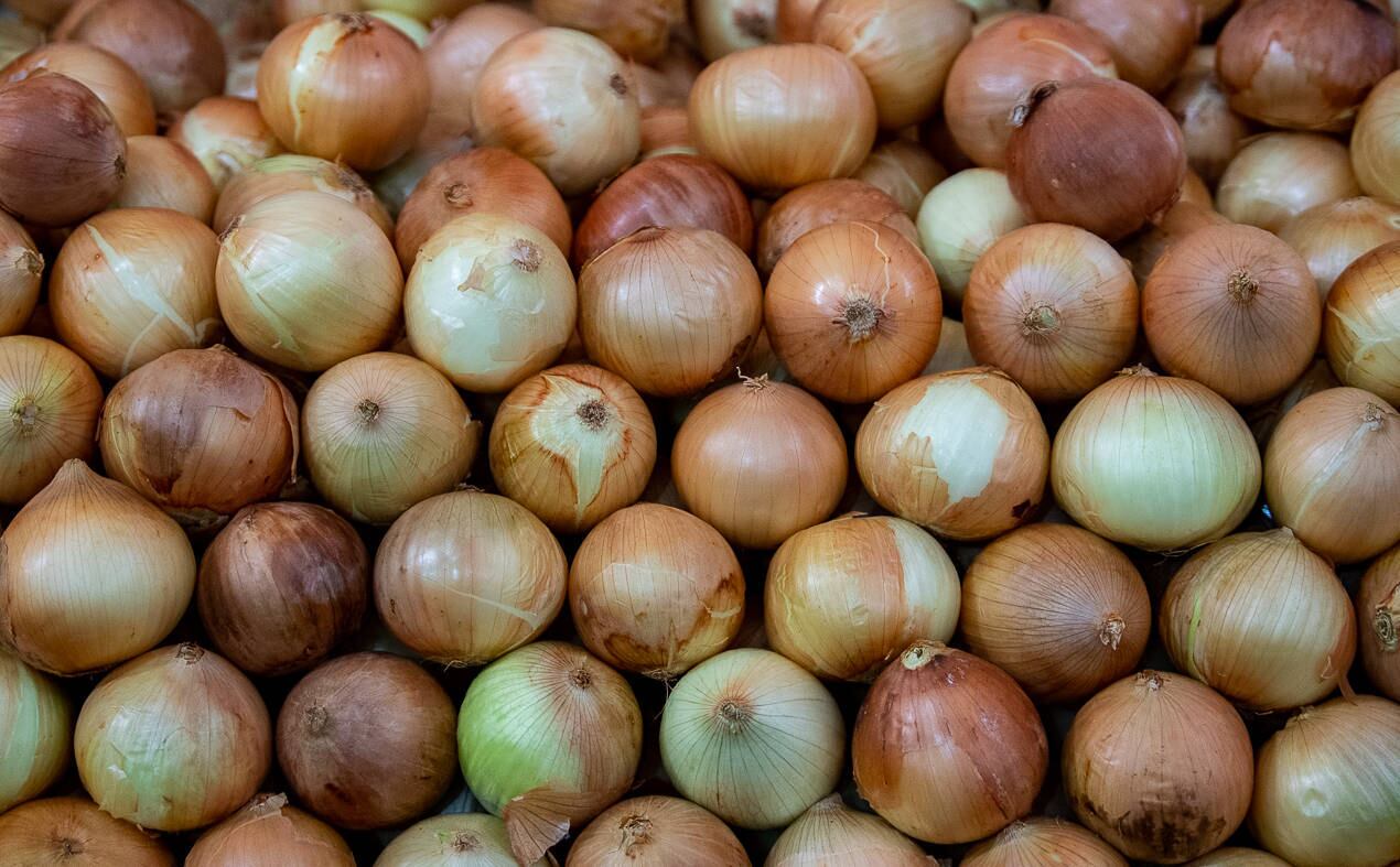 São Paulo, SP - 06.07.2022 - Sacolão - Sacolão da rua Caio Craco, zona oeste da cidade. Oferta de legume, verdura, frutas e hortaliças, tempero etc. Foto Edu Garcia/R7