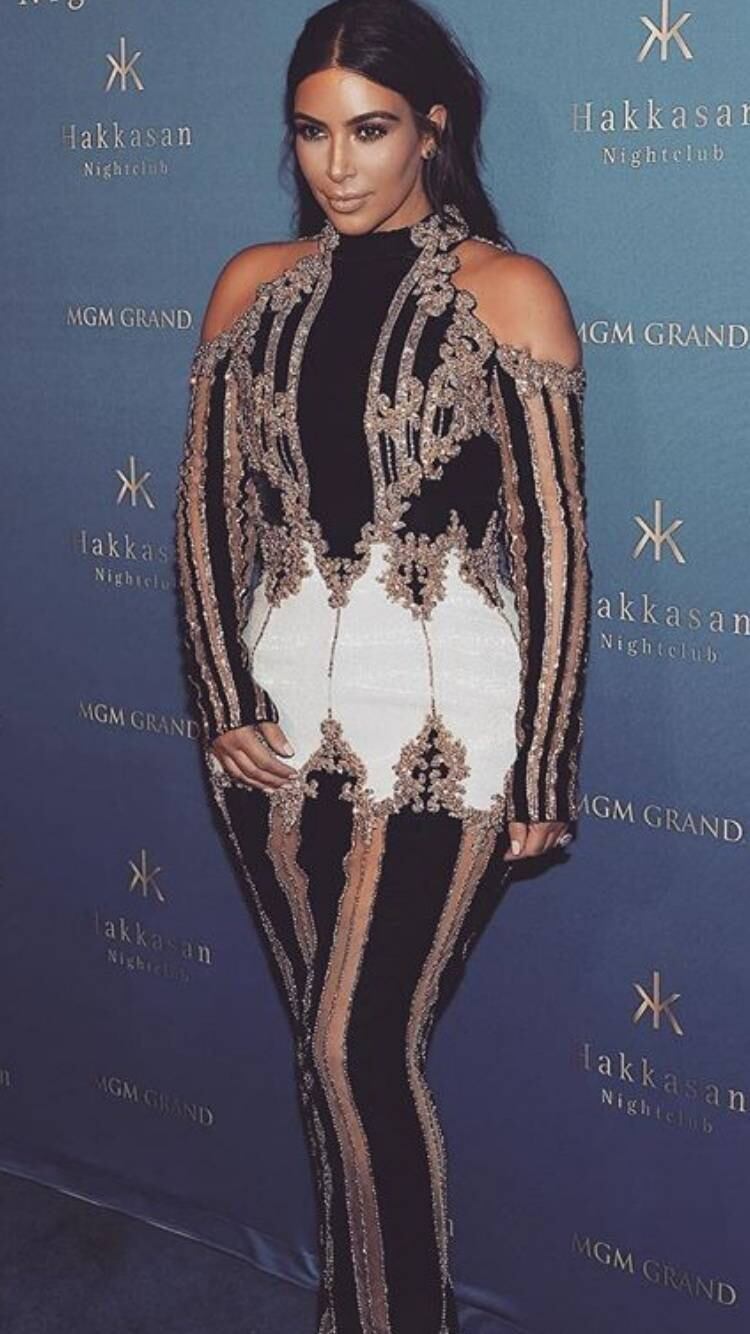 Kim Kardashian se transformou em ícone de estilo por usar produções ousadas e elegantes. O modo como se veste é notícia no mundo inteiro diariamente. Frequentadora da primeira fila de vários desfiles nas semanas de moda, Kim confessou à revista Marie Claire inglesa que não tem medo de errar. 

— Vejo algo incrível na passarela e aquilo só me inspira a tentar algo novo. Moda tem que ser divertida e ousada, acima de qualquer risco