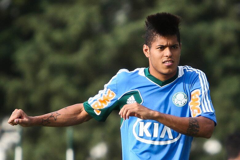 

Um dos principais jogadores do Palmeiras nesta temporada é o
atacante Leandro, que só chegou ao clube por conta da negociação envolvendo
Hernán Barcos com o Grêmio. Entretanto, o jogador encontrou o seu bom futebol na
equipe paulista e já chegou a defender a seleção brasileira neste ano. O atleta
foi convocado duas vezes, mas só atuou em uma partida, com direito até a gol
marcado

