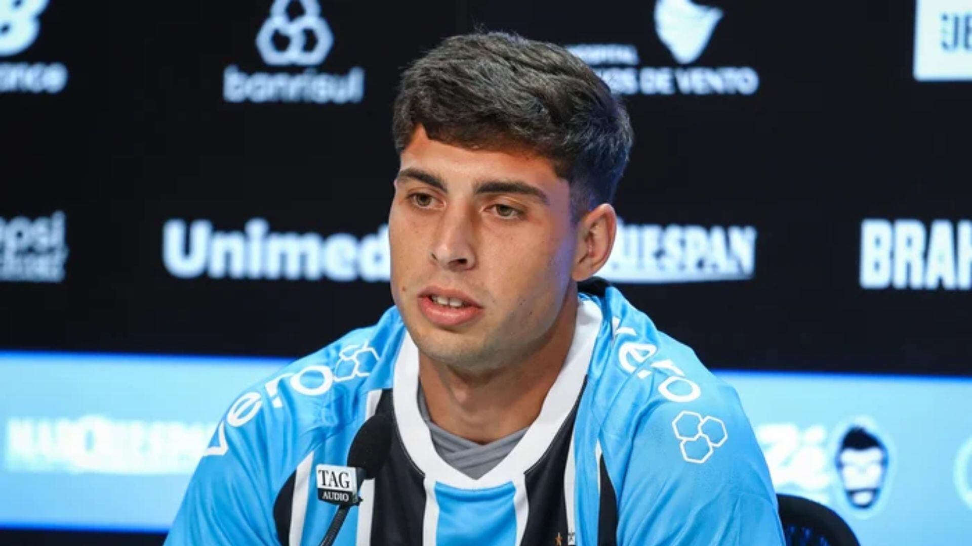 Juan Nardoni durante entrevista coletiva com a camisa do Grêmio