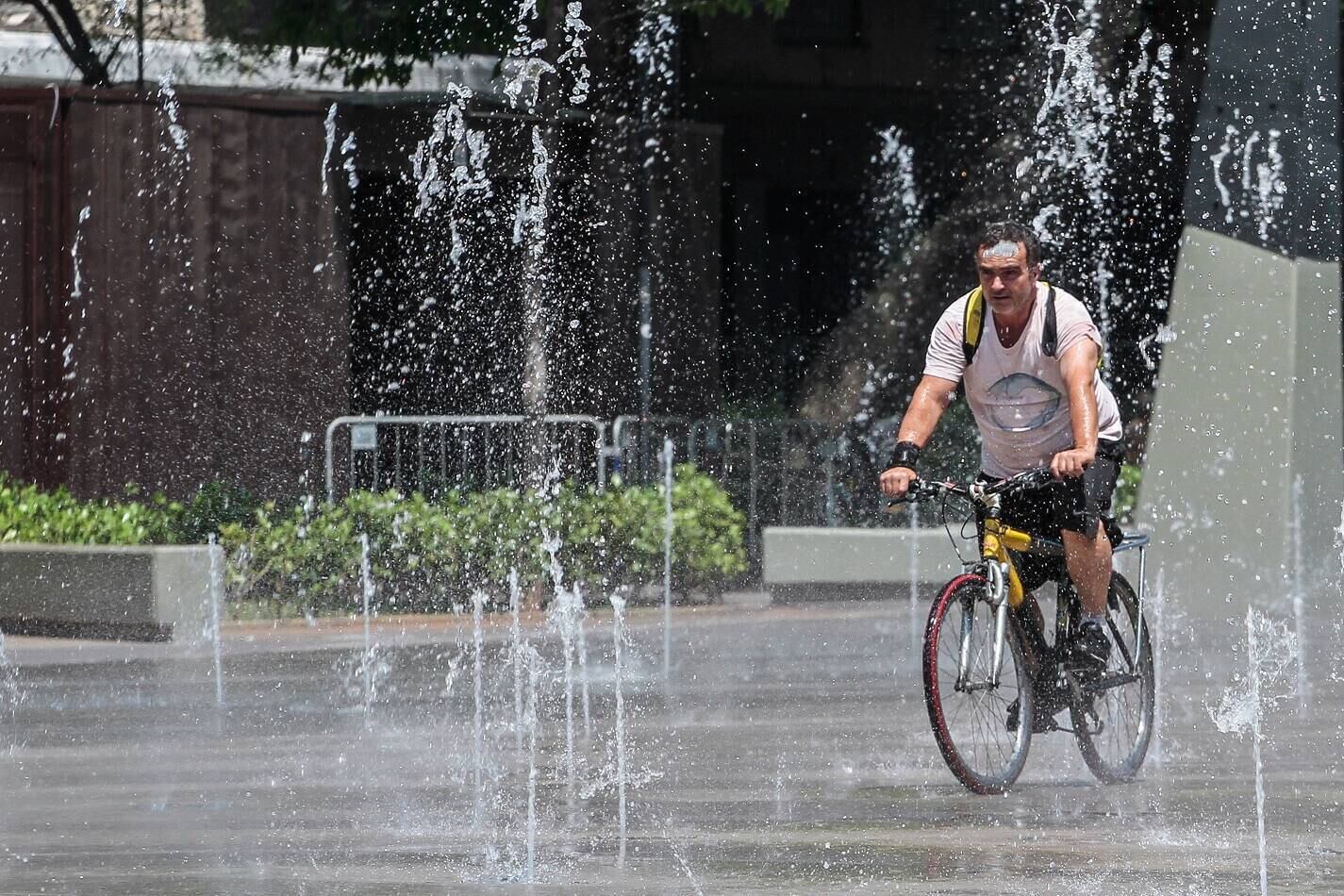 Ciclista se refresca em fonte no vale do Anhangabaú
