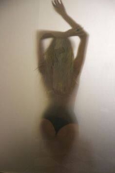 O Instagram não deixa você postar fotos mais ousadas, o Facebook é totalmente contra fotos "não apropriadas para o trabalho" e pode te banir por vários dias caso poste uma foto assim. Já o Twitter, embora seja bem liberal, não é lá muito bom para postagem de fotos e vídeos. Mas, quem gosta/quer compartilhar esses cliques ousados ganhou uma nova rede social